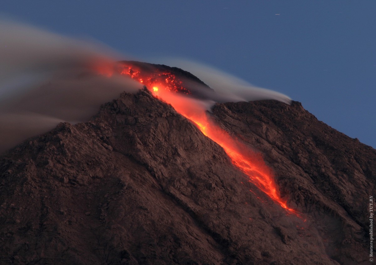Какой самый крупный вулкан. Извержение вулкана Мерапи 2006. Вулкан Мерапи на острове Ява. Извержение вулкана Мерапи на острове Ява. Огненная гора: Мерапи, Индонезия.